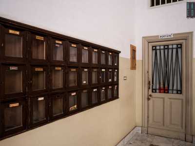 Nell�ingresso sono ancora presenti le originarie cassette delle lettere in legno...
